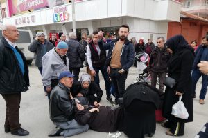 Elektrikli bisiklet seyyar arabaya &ccedil;arparak devrildi