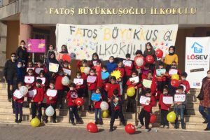 Maske takıp, l&ouml;semili &ccedil;ocuklara moral verdiler