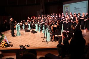 Zeki M&uuml;ren 87'inci doğum g&uuml;n&uuml; konserinde s&uuml;rpriz evlilik teklifi