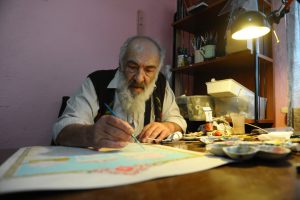 Türk&acirc;ri sanatını, Bursa İznik'teki evinde yaşatmaya çalışıyor