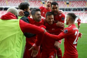 Sivasspor, Göztepe'yi 2 golle geçti
