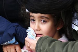 Zabıta Müdürü Habil Aykan'ın kızı Elif'in gözyaşlarını ablası sildi