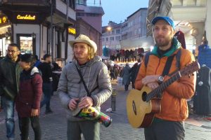 Uçak parası için Bursa sokaklarında şarkı söylüyorlar
