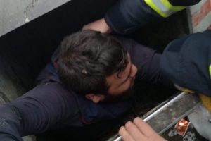 &Ccedil;&ouml;p toplamak i&ccedil;in girdiği konteynerde mahsur kaldı