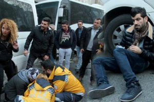 Park halindeki ara&ccedil;lara ardından yayalara &ccedil;arptı!