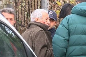 Soru sorma bahanesiyle aracına aldığı yaşlı adamı gasp etti