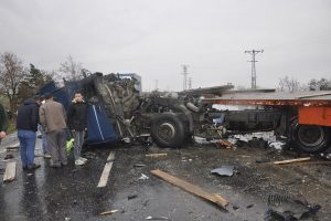 Kırklareli'de iki tır &ccedil;arpıştı: 1 yaralı