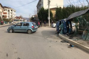 Kaza yapan otomobil durağa savruldu