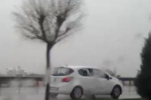 Ters şeritte giden otomobil panik yarattı!