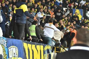 Akhisar'da Fenerbah&ccedil;e trib&uuml;n&uuml;nde kan aktı