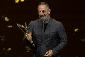 Cem Yılmaz: Bu &ouml;d&uuml;l&uuml; gen&ccedil;liğimize kaldırıyorum!