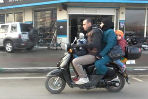 Bursa'da motosiklet üzerinde tehlikeli yolculuk kameralara yansıdı