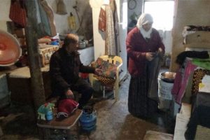 Ahırdan bozma barakada yaşam m&uuml;cadelesi