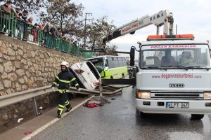 Halk otob&uuml;s&uuml; ile otomobil &ccedil;arpıştı: 3 yaralı