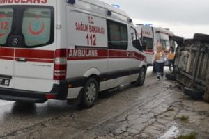 Adana'da engelli &ccedil;ocukları taşıyan servis devrildi: 6 yaralı