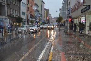 Balıkesir'de beklenen sağanak yağışlar başladı