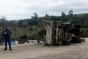 Balıkesir'de kamyonla otomobil &ccedil;arpıştı: 30 yaralı
