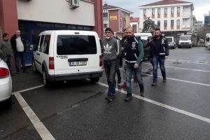 İnşaattan &ccedil;aldıkları malzemeleri satarken yakalandılar