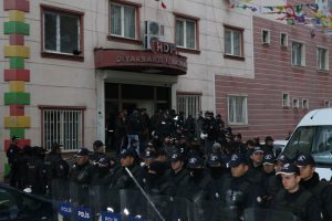 HDP'ye polis baskını: 20'den fazla g&ouml;zaltı