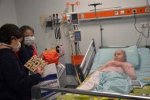 &Ouml;ğrencilerden l&ouml;semi hastası &ccedil;ocuklara moral ziyareti