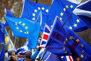 İngiltere'de Brexit oylaması ertelendi