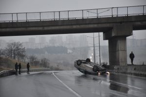 Yağışlı hava kazaları beraberinde getirdi