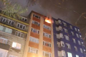 7. katta &ccedil;ıkan yangın korkuttu