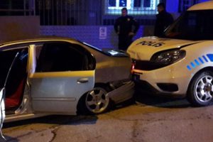 Kavgaya karışıp ka&ccedil;arken polis otosuna &ccedil;arptılar