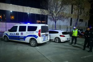 Dur ihtarına uymayan şahıs otomobilini bırakıp ka&ccedil;tı