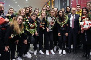 D&uuml;nya şampiyonu Vakıfbank yurda d&ouml;nd&uuml;