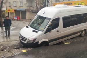 Yol &ccedil;&ouml;kt&uuml;, servisteki 3 kişi yaralandı