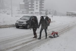 Bursa Uludağ'da 2 gündür yağan tipi şeklinde kar hayatı felç etti