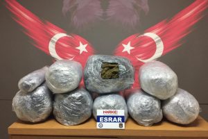 Doktorun otomobilinden 44 kilo esrar &ccedil;ıktı