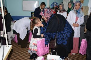 Bursalı kadınlardan Van'daki &ccedil;ocuklara giyim yardımı