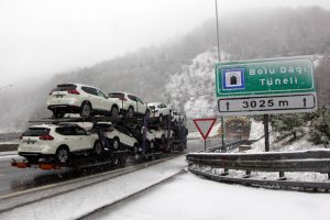 Bolu Dağı'nda kar ve sis ulaşımı zorlaştırdı