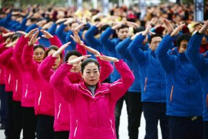 500 bin kişi aynı anda 'kungfu yoga' yaptı