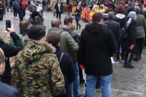 Nimet Abla'da bilet kuyruğu