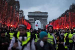 Macron'un a&ccedil;ıklamaları 'sarı yelekliler'i yine memnun etmedi