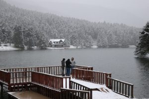 G&ouml;lc&uuml;k Tabiat Parkı beyaz &ouml;rt&uuml;yle kaplandı