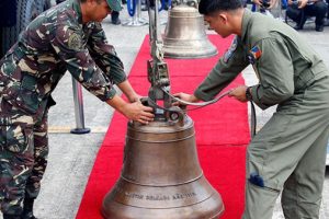 ABD, savaş ganimeti olarak aldığı 3 kilise &ccedil;anını Filipinler'e iade etti