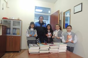 Kars polisi bin kitap dağıttı