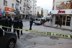 Silahlı ve sopalı kavgada kan aktı
