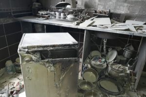 T&uuml;p&uuml; &ccedil;akmakla kontrol etmek isteyince yangın &ccedil;ıktı