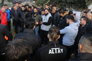 Futbolculara şok s&ouml;zler: "Bir daha ki sefere kazma sapıyla geliriz"