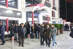 'Dur' ihtarına uymayarak ka&ccedil;an ş&uuml;phelilere polis ateş a&ccedil;tı: 1 &ouml;l&uuml;