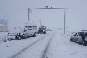 Ağrı'da servis minib&uuml;s&uuml; ile otomobil &ccedil;arpıştı: 23 yaralı