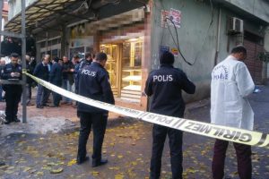 Soyguncuları kovalarken yoldan ge&ccedil;en kadını vurdu