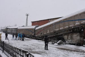 Kars'ta manevra yapan y&uuml;k treninin vagonu raydan &ccedil;ıktı