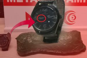 Uyuşturucudan yakalanan s&uuml;r&uuml;c&uuml;n&uuml;n kol saati şoke etti