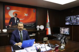 Bursa Emniyet Müdürü Osman Ak, AA'nın fotoğraflarını oyladı